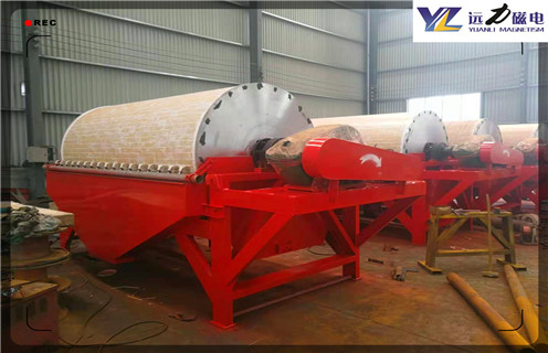 甘肅濕式磁選機(jī)質(zhì)量_甘肅濕式磁選機(jī)質(zhì)量磁場一般為多少_磁塊如何排列，濕式磁選機(jī)按照槽體的不同可分為順流式、逆流式、半逆流式三種。公司提供實(shí)驗(yàn)室，實(shí)驗(yàn)樣機(jī)可根據(jù)用戶的物料來自由定做設(shè)備，公司濕式磁選機(jī)經(jīng)常銷往設(shè)計(jì)院，具有雄厚的生產(chǎn)技術(shù)，有問題可隨時(shí)聯(lián)系我們，歡迎您的來電。 一、甘肅濕式磁選機(jī)質(zhì)量_甘肅濕式磁選機(jī)質(zhì)量磁場一般為多少_磁塊如何排列 1、濕式磁選機(jī)當(dāng)漿流入磁場區(qū)時(shí)，其中強(qiáng)磁性礦物被吸附在圓筒表面，弱磁性和非磁性礦物被分選后排除，而吸附在圓筒表面的強(qiáng)磁性礦物隨圓筒的旋轉(zhuǎn)被帶出磁場區(qū)。 2、旋轉(zhuǎn)式適用于細(xì)粒強(qiáng)(中強(qiáng))磁性礦物的干選，由于高速旋轉(zhuǎn)的作用，使磁性顆粒的磁滾翻次數(shù)大大高于普通磁選機(jī)，這對于破環(huán)磁團(tuán)聚，提高富礦比具有顯著的效果，礦物經(jīng)分選后被分離成磁性物和非磁性物兩種，分別從各自的排礦口排出該機(jī)，適用于礦石粒度為0.6-6mm的粗選和jing選。 3、同一圓筒可配三種槽體，即順流槽(CTS)選別粒度≤6mm，逆流糟(CTN)選別粒度≤0.6mm，我公司生產(chǎn)的半逆流濕式磁選機(jī)適用于磁鐵礦、磁黃鐵礦、焙燒礦、鈦鐵礦等物料的濕式磁選，也用于煤、非金屬礦、建材等物料的除鐵作業(yè)。